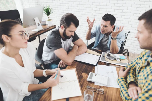 Malentendido durante una reunión entre colegas. Están haciendo conversación nerviosa en la oficina . — Foto de Stock