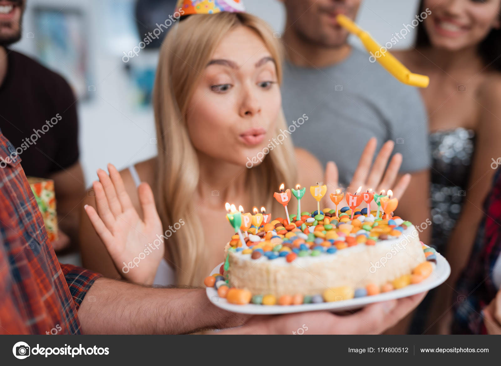 La chica apaga las velas del pastel de cumpleaños. Una chica apaga