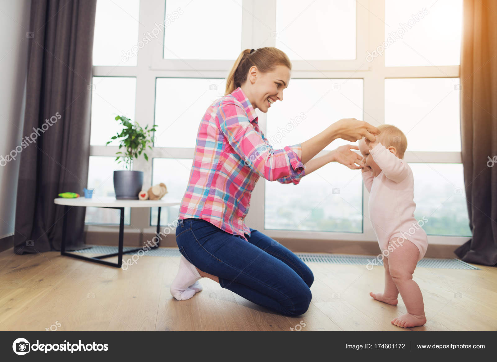 первые самостоятельные шаги ребенка. мальчик олень. ползание ребенка. большой ребенок в памперсе. наколенники для ползания своими руками.