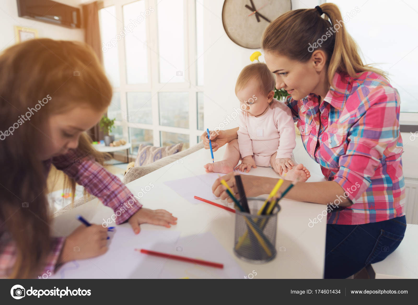 Рисуем с детьми. Мама и ребенок творчество. Лепим с дошкольниками. Подросток рисует. Дошкольники занимаются.