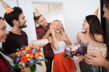 Adam kızın doğum günün için bir sürpriz hazırladı. Eller tarafından gözleri kapalı. Adam gülümsüyor ve kız için bir sürpriz yol açar..