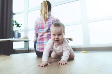 Bir kadın katta oturan ve meditasyon. O daire katında tarar çocuk izlemez.