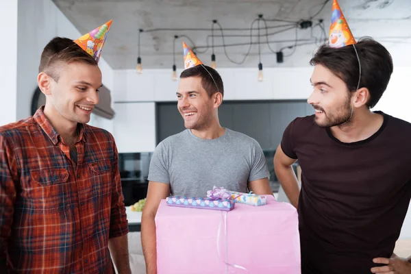 Мужчины в шляпах на день рождения показывают друг другу подарки . — стоковое фото