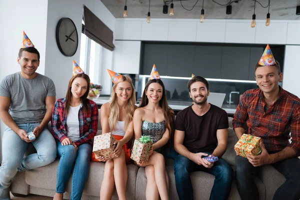 Les participants à la fête d'anniversaire font une photo de groupe. Ils sont assis sur un canapé. . — Photo