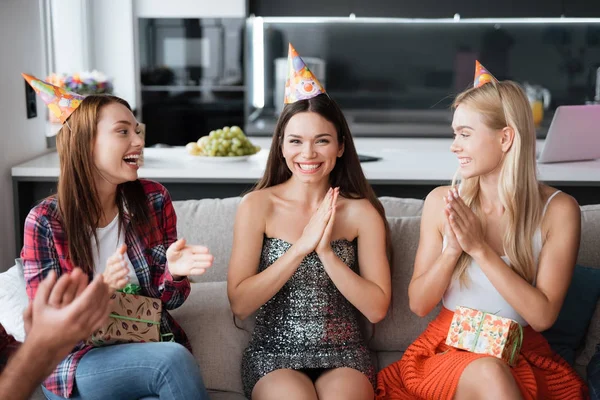 Feest ter ere van de verjaardag. Gasten geven hun giften aan de verjaardag meisje. Het meisje is erg blij om te ontvangen van geschenken. — Stockfoto