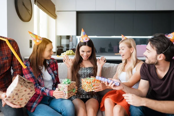 Doğum günü şerefine bir parti. Konuklar kendi hediyeler doğum günü kızı ver. Hediye almak için çok mutlu bir kızdır.
