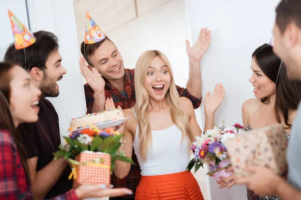 Adam kızın doğum günün için bir sürpriz hazırladı. Eller tarafından gözleri kapalı. Adam gülümsüyor ve kız için bir sürpriz yol açar..