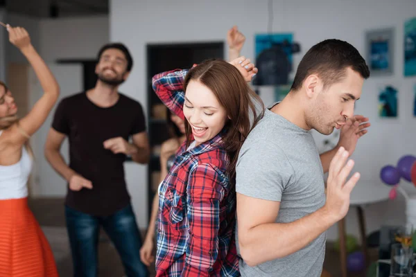 Un hombre y una mujer están bailando en una fiesta en casa. Parecen alegres y felices. . — Foto de Stock