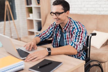 Devre dışı bir genç adam çalışır evde.