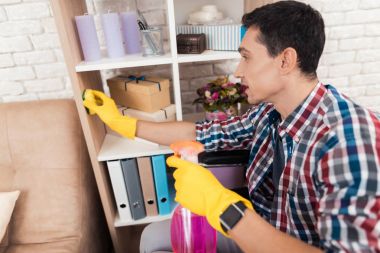 Engelli bir gencin kendini evde temizlik.