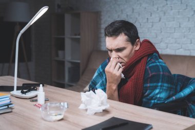 Engelli genç bir adam soğuk algınlığı.