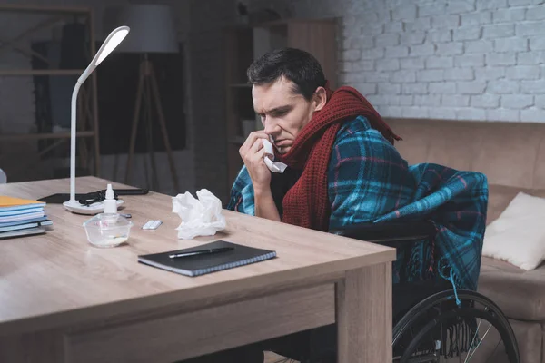 Een jonge man met een handicap kreeg een koude. — Stockfoto