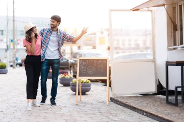 Genç bir çift mobil bir lokantaya sokakta yürüyor. Sipariş vermek istiyorum