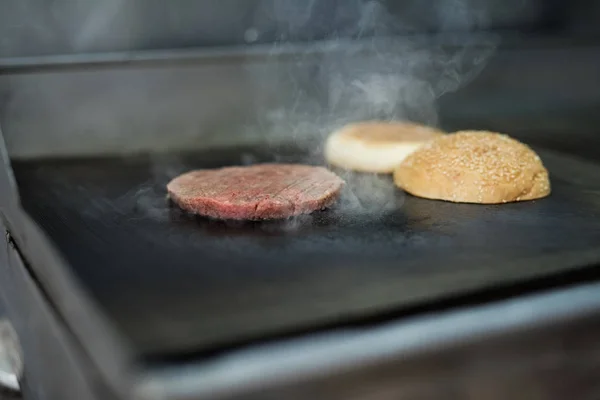Lezzetli sulu hamburger yakın çekim hazırlanması. Tüm malzemeyi ızgarada yapılır — Stok fotoğraf