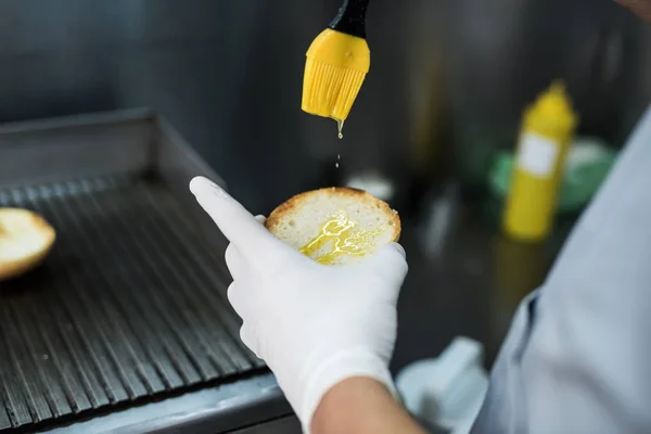 Preparación de una deliciosa hamburguesa jugosa de cerca. Todos los ingredientes se hacen en la parrilla —  Fotos de Stock