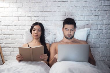 Kız ve adam yataktasın. Bir kızla yatmadan önce bir kitap okur. Adam laptop arıyor.