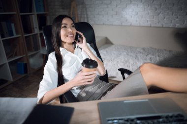 Kız bir dizüstü bilgisayar ile karanlık ofiste geç saate kadar çalışıyor. Genç güzel işkadını kız ofiste.