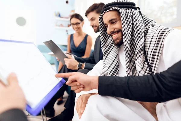 Ένας Άραβας επιχειρηματίας συζητά μια επιχειρησιακή διαπραγμάτευση με τους επιχειρηματικούς εταίρους του. — Φωτογραφία Αρχείου