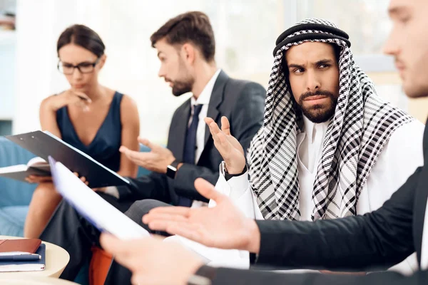 Арабский бизнесмен обсуждает деловую сделку со своими деловыми партнерами . — стоковое фото