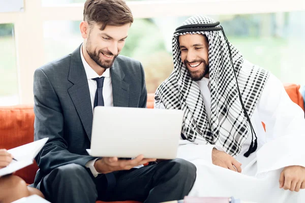Een Arabische zakenman is het bespreken van een zakelijke deal met zijn zakelijke partners. — Stockfoto