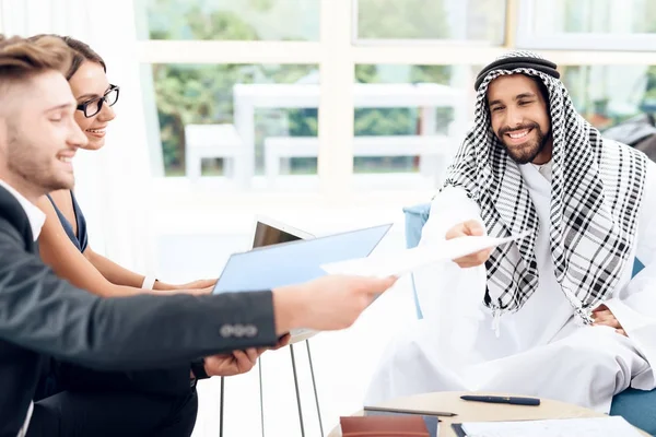 Een Arabische zakenman is het bespreken van een zakelijke deal met zijn zakelijke partners. — Stockfoto