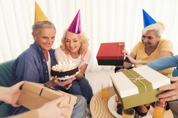 El cumpleaños del anciano. Gente con sombreros de cumpleaños. Las personas mayores celebran cumpleaños . — Foto de Stock