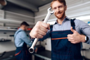 Baba ve oğul otomatik hizmetinde çalışır. İki mekanik araba ayrıntıları ile çalışmak.