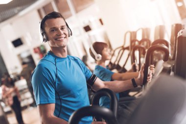 Baba ve oğul aynı giysileri içinde jimnastik salonu. Baba ve oğul sağlıklı bir yaşam tarzı yol.