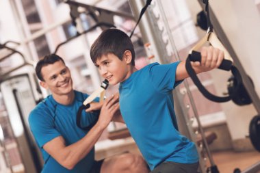 Baba ve oğul aynı giysileri içinde jimnastik salonu. Baba ve oğul sağlıklı bir yaşam tarzı yol.