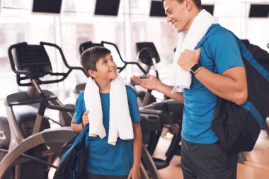 Baba ve oğul aynı giysileri içinde jimnastik salonu. Baba ve oğul sağlıklı bir yaşam tarzı yol.