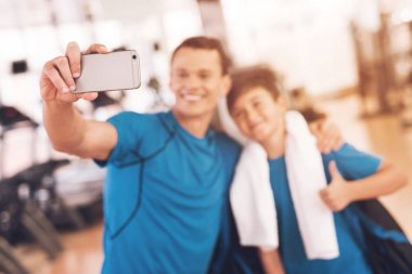 Baba ve oğul aynı giysileri içinde jimnastik salonu. Baba ve oğul sağlıklı bir yaşam tarzı yol.