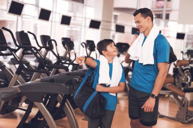 Baba ve oğul aynı giysileri içinde jimnastik salonu. Baba ve oğul sağlıklı bir yaşam tarzı yol.