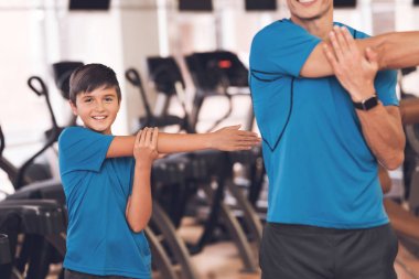 Baba ve oğul aynı giysileri içinde jimnastik salonu. Baba ve oğul sağlıklı bir yaşam tarzı yol.