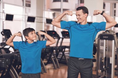 Baba ve oğul aynı giysileri içinde jimnastik salonu. Baba ve oğul sağlıklı bir yaşam tarzı yol.