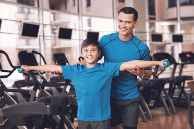 Baba ve oğul aynı giysileri içinde jimnastik salonu. Baba ve oğul sağlıklı bir yaşam tarzı yol.