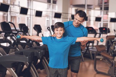 Baba ve oğul aynı giysileri içinde jimnastik salonu. Baba ve oğul sağlıklı bir yaşam tarzı yol.