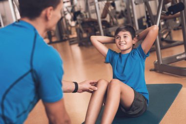Baba ve oğul aynı giysileri içinde jimnastik salonu. Baba ve oğul sağlıklı bir yaşam tarzı yol.