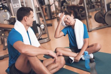 Baba ve oğul aynı giysileri içinde jimnastik salonu. Baba ve oğul sağlıklı bir yaşam tarzı yol.