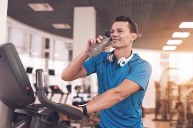 Baba ve oğul aynı giysileri içinde jimnastik salonu. Baba ve oğul sağlıklı bir yaşam tarzı yol.