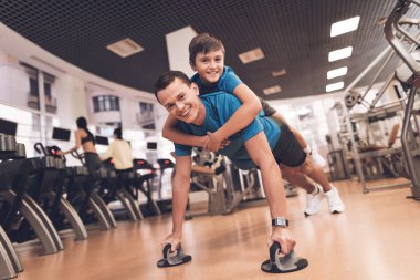 Baba ve oğul aynı giysileri içinde jimnastik salonu. Baba ve oğul sağlıklı bir yaşam tarzı yol.