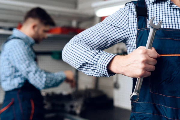 Vater und Sohn arbeiten beim Autoservice. Zwei Mechaniker arbeiten an den Details des Autos. — Stockfoto