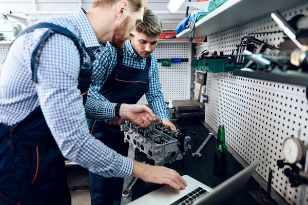 Otec a syn pracovat na službu auto. Dva mechanici pracují s podrobnostmi o auto. — Stock fotografie