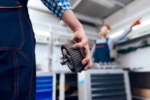 De monteur in de auto-service. Close-up foto van een mechanic's hand met een reserve van de auto. — Stockfoto