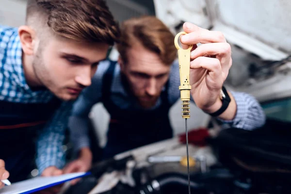 Padre e figlio lavorano al servizio auto. Due meccanici lavorano con i dettagli della vettura . — Foto Stock