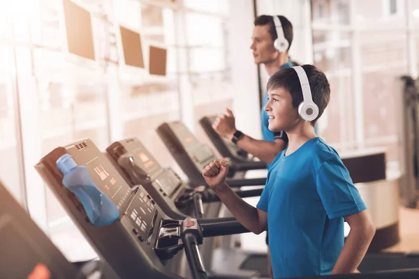 Papá e hijo con la misma ropa en el gimnasio. Padre e hijo llevan un estilo de vida saludable . — Foto de Stock