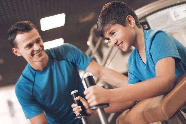 Pappa och son i samma kläder i gymmet. Far och son leda en hälsosam livsstil. — Stockfoto