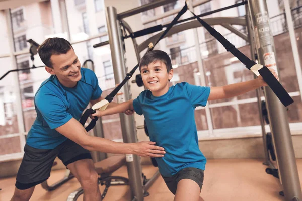 Papá e hijo con la misma ropa en el gimnasio. Padre e hijo llevan un estilo de vida saludable . — Foto de Stock