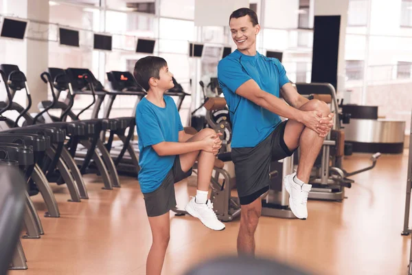 Papá e hijo con la misma ropa en el gimnasio. Padre e hijo llevan un estilo de vida saludable . — Foto de Stock