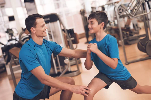 Папа и сын в одной одежде в спортзале. Отец и сын ведут здоровый образ жизни . — стоковое фото