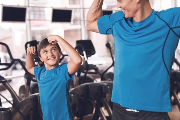 Papá e hijo con la misma ropa en el gimnasio. Padre e hijo llevan un estilo de vida saludable . — Foto de Stock